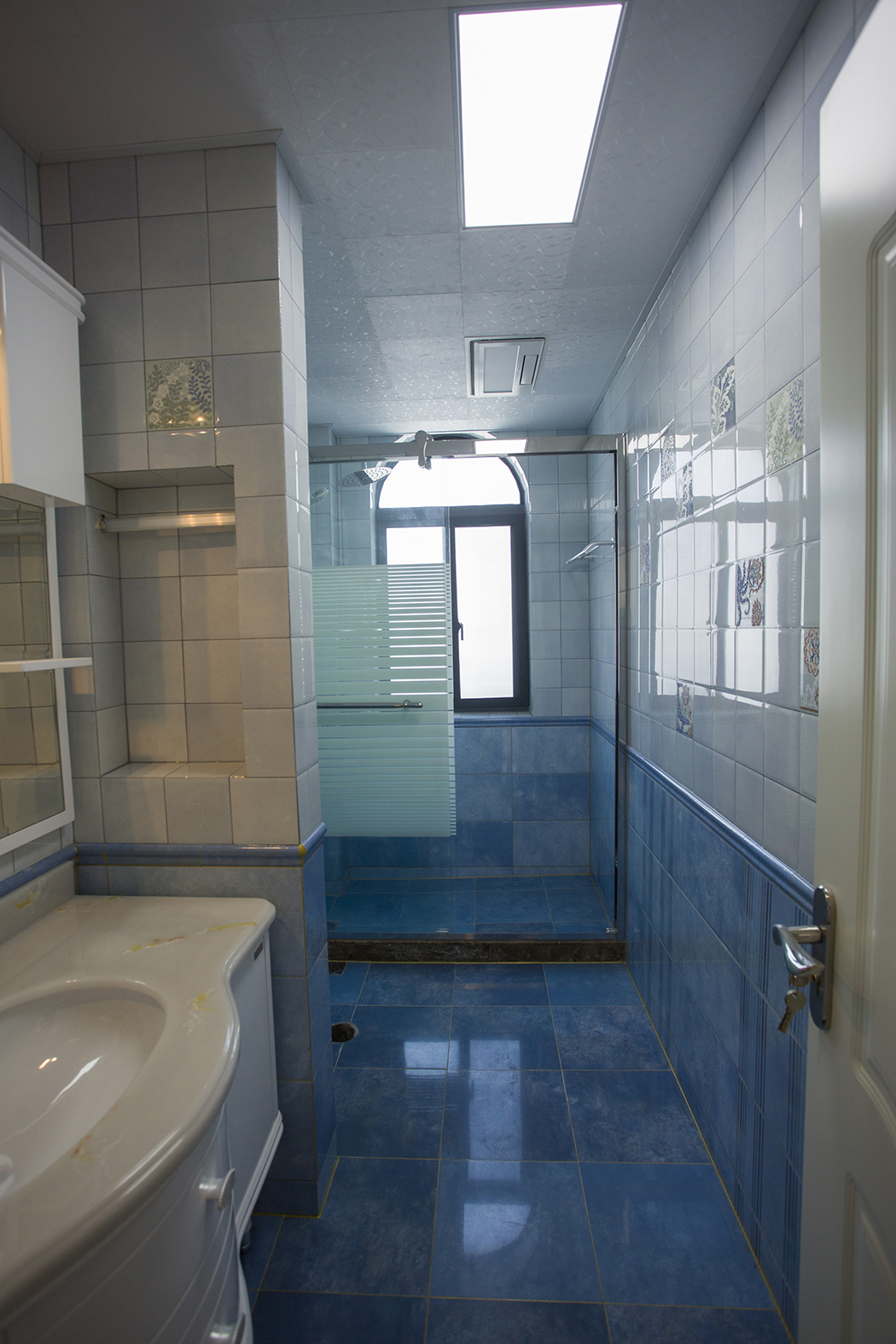 衛生間浴室柜與馬桶中間做一面墻，一方面分隔空間，一方面增加掛件位置，一舉兩得。
