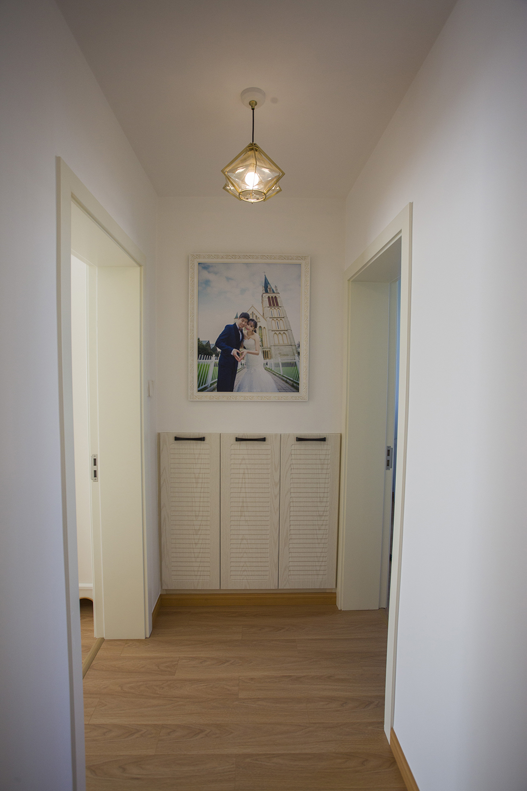 電視背景墻是家里面的視覺中心，這邊是結合整體裝修風格設計的，采用圓弧的造型體現簡約大氣的氛圍。
