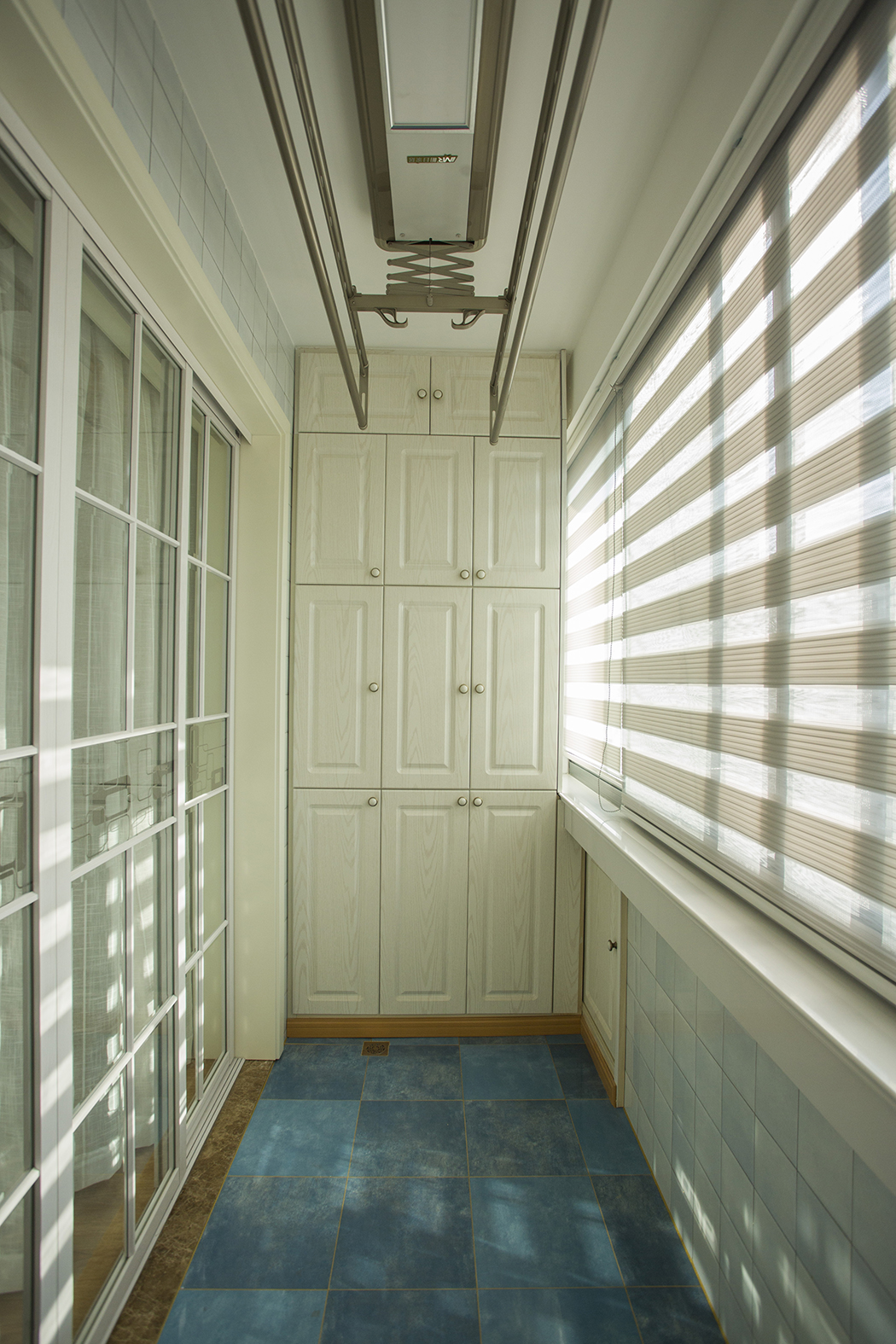 陽臺定做的洗衣機柜合二為一，考慮到空間有限，特別設計了臺上盆，窗戶臺面加上漢白玉的大理石低調奢華。
