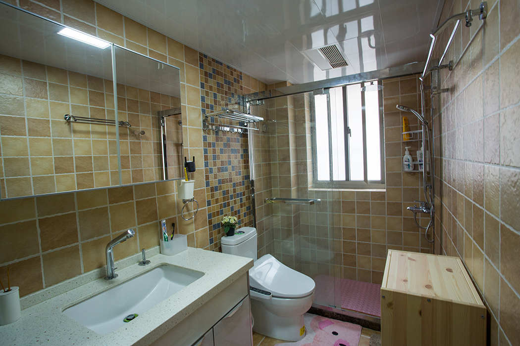 衛生間稍微小點，但是卻裝修的舒適干凈。馬桶背后的小格子磚起到了整個空間的點綴作用。
