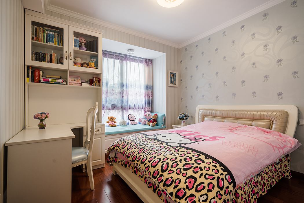 女兒房選用卡通墻紙，和淡淡紫色的窗簾，是小姑娘喜愛的。轉角的寫字臺和書柜給小姑娘安靜的學習空間，讓小朋友遨游在知識的海洋。
