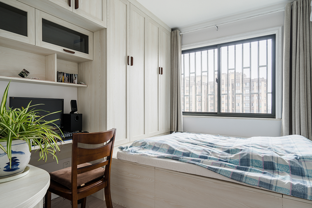 次臥以白色調為主，配以簡約風格榻榻米組合，美觀且實用。讓硬朗的空間不乏溫馨感，恰到好處的平衡了空間的冷與暖。
