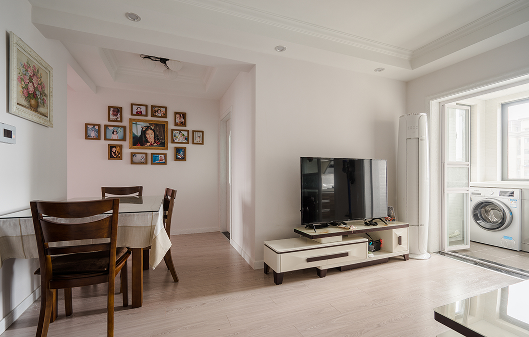 潔凈大方的餐廳空間，配以粉色的照片墻設計溫馨而明快。留白的電視背景墻給了業主今后更多的自由發揮空間。
