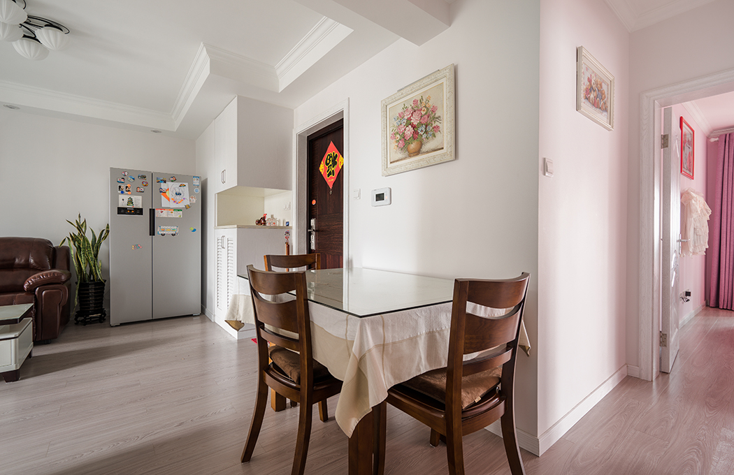 一種都市休閑生活，已原木、麻、拋光磚等元素輔陳。簡約中彰顯著精致和奢華，呈現出不同造作的精致自然之家。