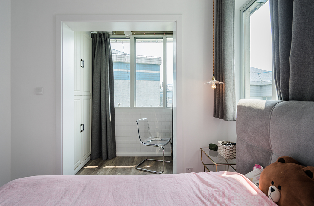 臥室陽臺做門套而又不做隔斷，讓陽光撒過來，既美觀又不壓抑，讓心情得到放飛，臥室的軟裝也只也沒絲毫的”偷懶”，精致的擺設完全體現出業主的細心。平時的一些燈具，寫字臺也是業主平時喜歡的東西，都充斥在屋里。
