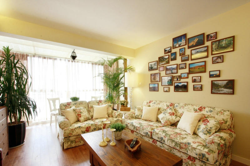 一走進室內你就會感到一股清新、自然、悠閑的田園風迎面而來。客廳小碎花沙發(fā)搭配背后的照片墻、綠植、軟裝配飾，讓客廳給人閑適的感覺，良好的采光和通風效果、餐廳、廚房開放式的設計手法避免空間狹小、壓抑的感覺，讓業(yè)主的生活環(huán)境更加的愜意。
