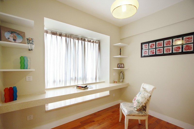 一走進室內你就會感到一股清新、自然、悠閑的田園風迎面而來。客廳小碎花沙發(fā)搭配背后的照片墻、綠植、軟裝配飾，讓客廳給人閑適的感覺，良好的采光和通風效果、餐廳、廚房開放式的設計手法避免空間狹小、壓抑的感覺，讓業(yè)主的生活環(huán)境更加的愜意。
