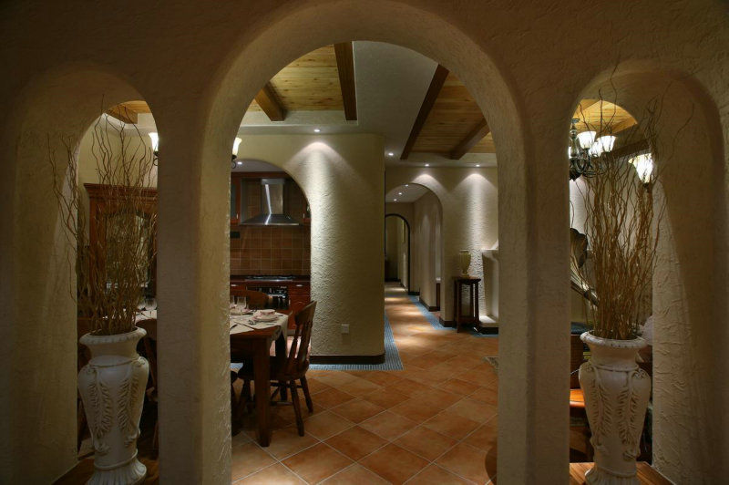 設計師結合了田園和地中海設計元素，圓拱弧形走廊、仿古磚、小碎花的運用，讓居住空間清新、自然不失浪漫情懷。吊頂空間運用原木做裝飾，營造了穩重、大氣的氛圍。仿佛將我們帶到了地中海畔的白色沙灘，感受和煦的陽光和微微的海風。
