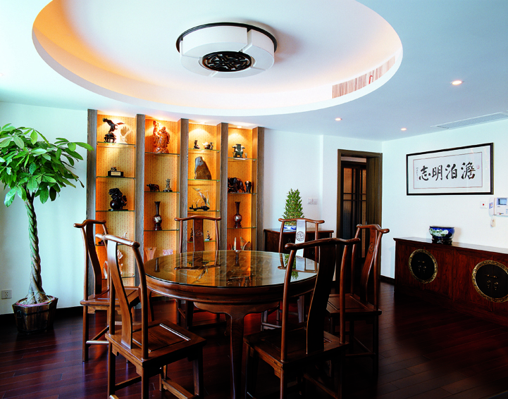 設(shè)計(jì)師獨(dú)具匠心將櫥柜內(nèi)嵌墻內(nèi)，節(jié)省了空間更增加了藝術(shù)色彩。內(nèi)嵌櫥柜內(nèi)放置的工藝品映襯著兩邊的綠色植物，主人的雅韻情致呼之欲出。
