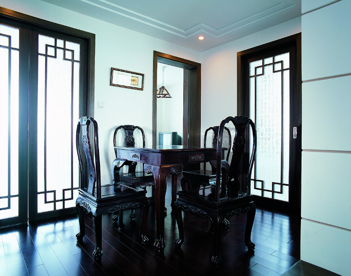 設(shè)計(jì)師合理又充分布局空間，巧妙運(yùn)用三扇門(mén)營(yíng)造的中國(guó)文化氣息，打造一方濃郁的中國(guó)風(fēng)餐廳。
