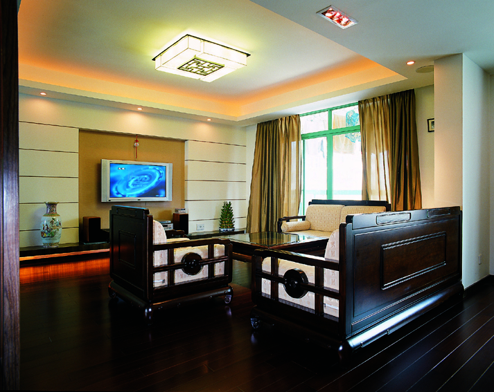 設(shè)計(jì)師在燈光及墻壁窗簾的色調(diào)上采用黃色系，溫馨氣氛中突出了中國(guó)人的吉祥如意。地板和家具選用實(shí)木原色質(zhì)，顯示了尊貴的地位。餐廳區(qū)域屋頂?shù)脑煨蜑榱咙c(diǎn)，圓形挖空安裝吊燈，與下面的圓形餐桌相呼應(yīng)，寓意家人的團(tuán)圓。
