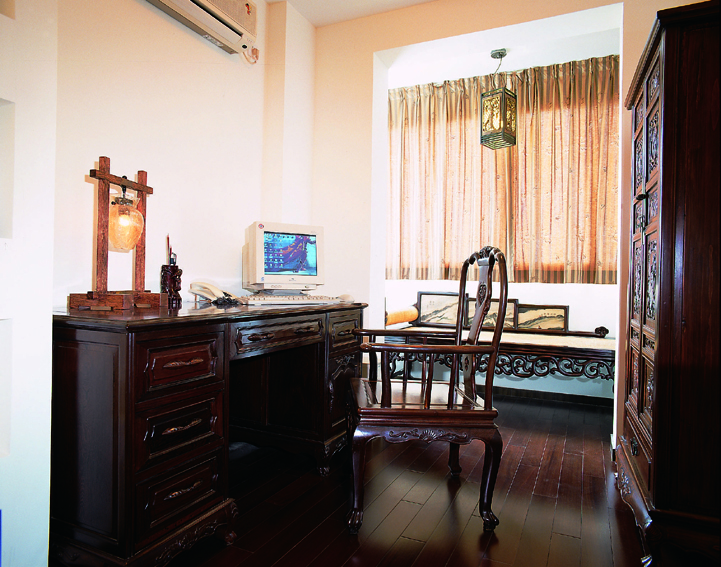 書(shū)房的設(shè)計(jì)古樸雅致，尤其是質(zhì)樸吊燈的選用，頗有古代文人苦讀的感覺(jué)。
