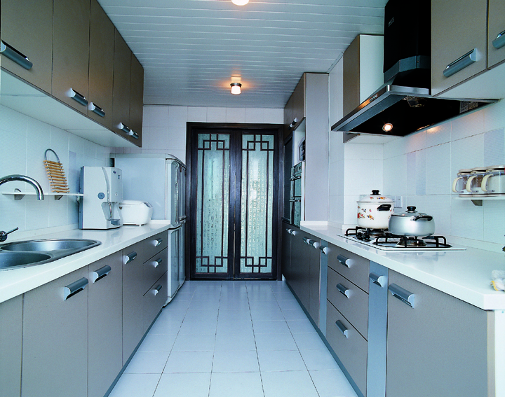 設(shè)計(jì)師巧妙利用房型結(jié)構(gòu)，廚房?jī)擅嬖O(shè)置櫥柜，方便又大氣。最亮點(diǎn)當(dāng)然是廚房門(mén)的設(shè)計(jì)，吉祥圖案木門(mén)鑲嵌含有中國(guó)古文玻璃，中式元素滲透于家內(nèi)各個(gè)角落。
