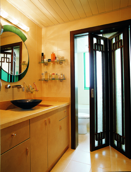 盥洗室采用質(zhì)感地轉(zhuǎn)，防滑又美觀。設(shè)計(jì)師采用圓形陶瓷洗臉盆，映襯圓形明鏡，顯示了主人的雅致情懷。從房間的布局上，設(shè)計(jì)師巧妙利用衛(wèi)生間的窗戶達(dá)到很好的采光和通風(fēng)效果。
