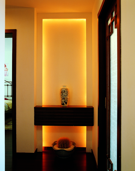 設(shè)計(jì)師十分注重藝術(shù)的運(yùn)用，原本平淡的墻壁挖空，內(nèi)嵌實(shí)木裝飾柜，配以燈光，點(diǎn)綴以古香古色的工藝品，主人的雍容雅致貴族氣質(zhì)表露無(wú)遺。
