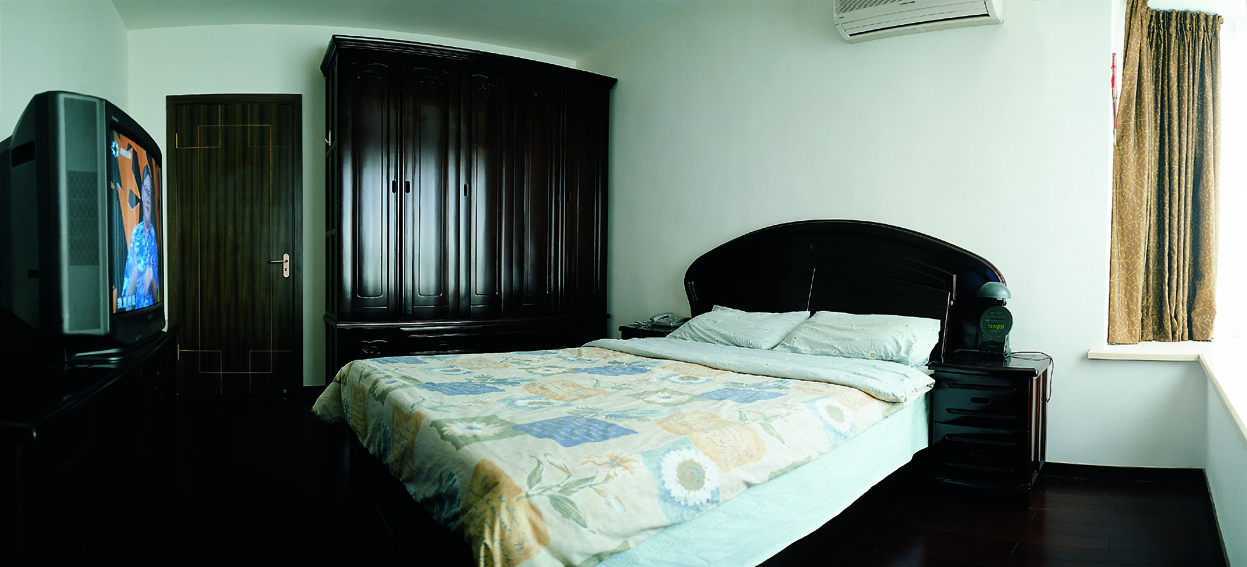 設(shè)計(jì)師重在營(yíng)造主臥的高貴大氣，作為主人私密空間，設(shè)計(jì)師通過(guò)選用實(shí)木家具更是將主人的尊貴地位彰顯出來(lái)。