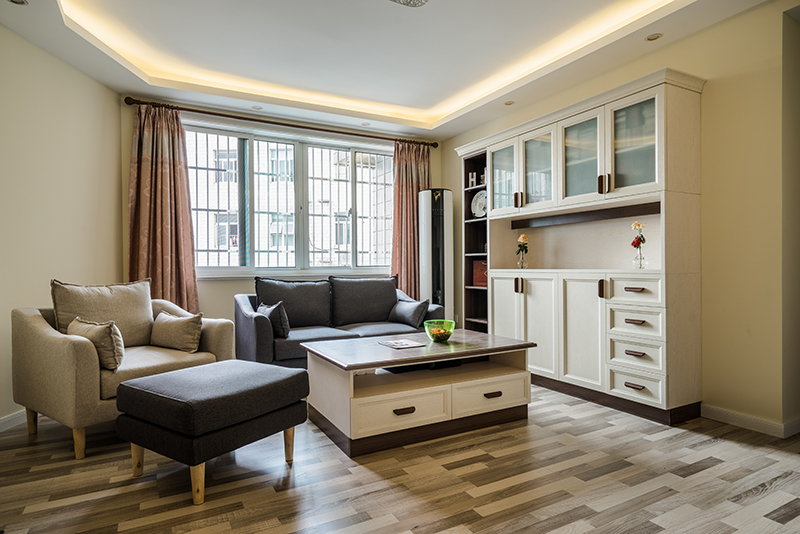 客廳風格淡雅舒適，整體的暖黃色的墻面搭配暖白的家具門板和原木的柜體框架再加上一套布藝沙發(fā)，讓人覺得是秋高氣爽的溫馨，這就是最好家的感覺。
