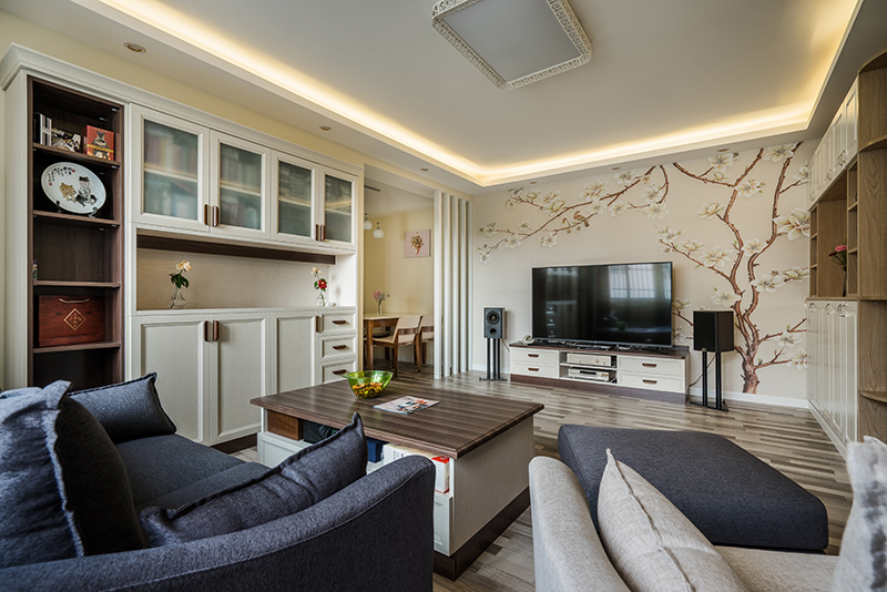 客廳風格淡雅舒適，整體的暖黃色的墻面搭配暖白的家具門板和原木的柜體框架再加上一套布藝沙發(fā)，讓人覺得是秋高氣爽的溫馨，這就是最好家的感覺。
