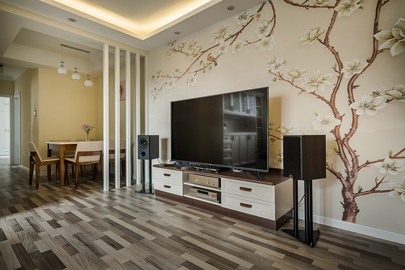 客廳風格淡雅舒適，整體的暖黃色的墻面搭配暖白的家具門板和原木的柜體框架再加上一套布藝沙發(fā)，讓人覺得是秋高氣爽的溫馨，這就是最好家的感覺。
