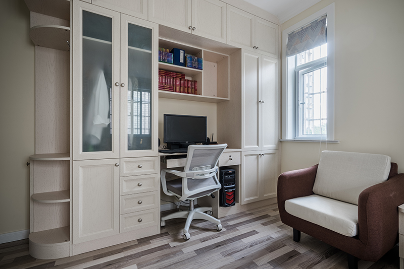 次臥房間比較寬，單放一個床整體浪費空間，所以在靠近窗的另一邊設計一套儲物帶辦公的一體柜子，讓房間整體利用起來。