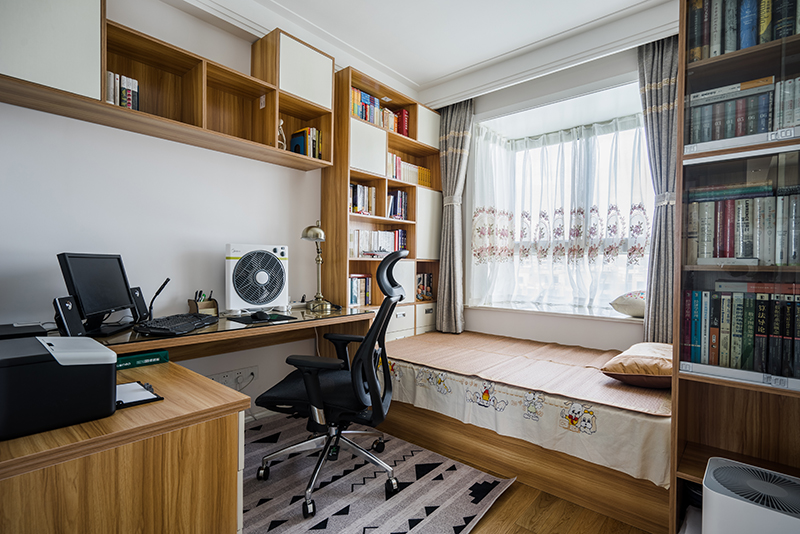     兒童房的表現在于榻榻米的功能性：木紋和整體風格的結合，地板和墻面的色彩搭配，讓整個空間更加的具有協調性，榻榻米在生活中的實用性也是不可忽視的一部分。  
