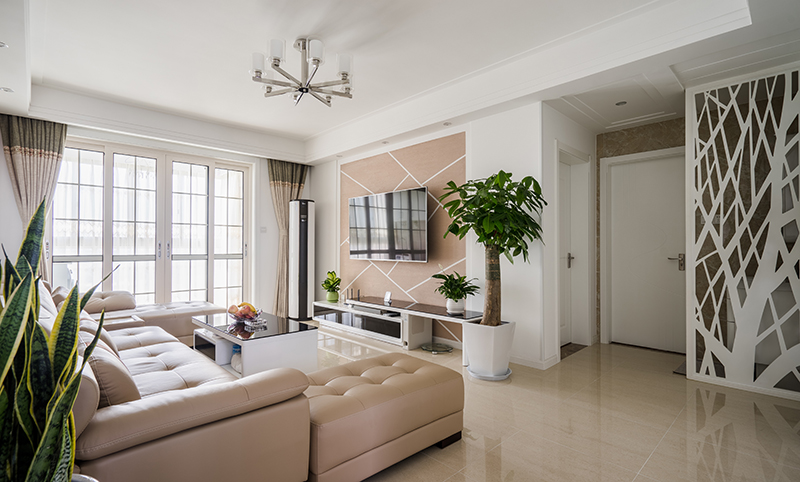 客廳設計采用簡約現代的風格是思想追求和精神情趣的直接反映，它與個人的文化背景和家庭修養的基礎上，設計有自己特色的居室風格。在確立風格之后，又考慮到布局以實現特定需要的風格情調。房屋結構，最大限度地獲得了自然采光的優勢。
