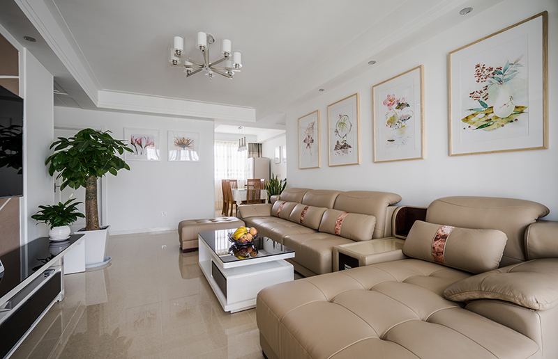 客廳設計采用簡約現代的風格是思想追求和精神情趣的直接反映，它與個人的文化背景和家庭修養的基礎上，設計有自己特色的居室風格。在確立風格之后，又考慮到布局以實現特定需要的風格情調。房屋結構，最大限度地獲得了自然采光的優勢。
