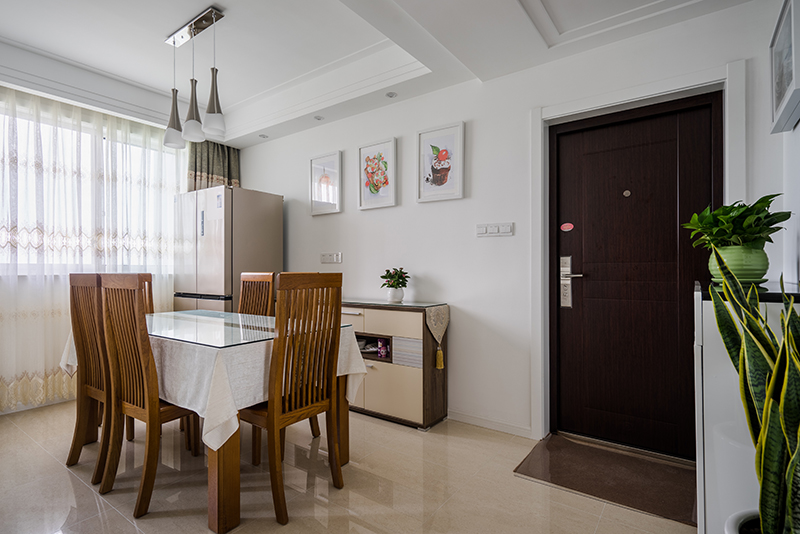   餐廳以簡潔和純凈的線條來調節轉換精神的空間，體現了現代生活快節奏、簡約和實用，但又富有朝氣的生活氣息。
