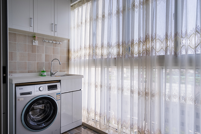  陽臺：在陽臺的設計中，客戶主要追求功能及實用性的結合，陽臺采用大量的柜體現場制作方式，極大的提高了儲物空間及實用性，再加上落地窗的采光效果，給予廳里創造了明亮的光源。
