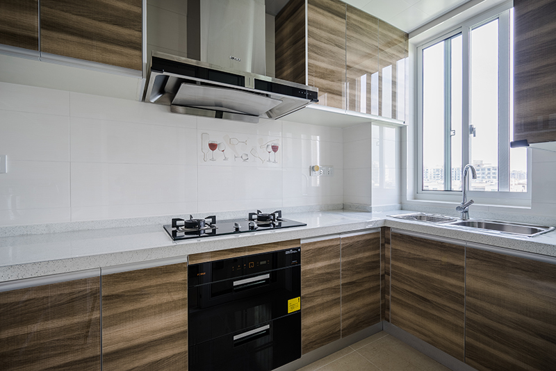  廚房的亞克力仿木紋的顏色，時尚大方的，反應出人類對大自然的追求，白色的墻面，和門板產生鮮明的對面，以對比的設計手法讓木紋更加的突出，給人們造成一種視覺上的的美感。
