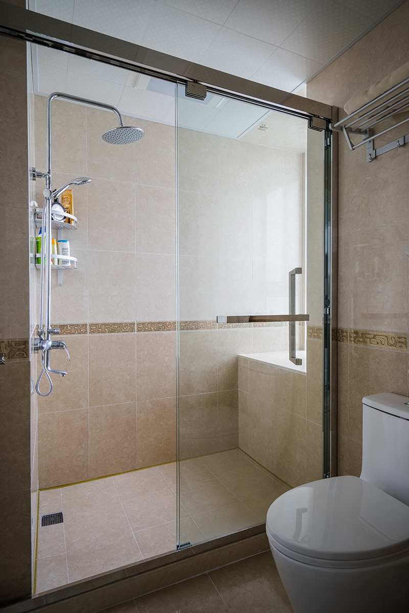衛生間復古的墻磚與現代風格的完結合，同時這里的玻璃門起到與外面的空間的一個隔斷，人們在洗澡的過程中產生的大量水花不會亂漸，冬天也起到保暖的作用。