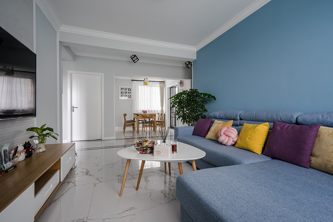 超長的真皮沙發，造型簡單輕薄，很富有經典的德國設計風格，灰藍色沙發背景預制呼應。有一種安靜協調感，你會覺得它本來就應該在這里，他屬于這個空間。
