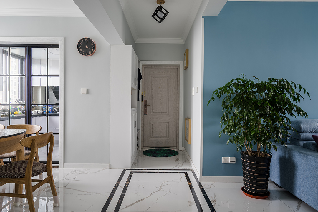 門廳簡單干凈，濃濃的居家感。特意配上米色防盜門，跟整體風格加以呼應。
