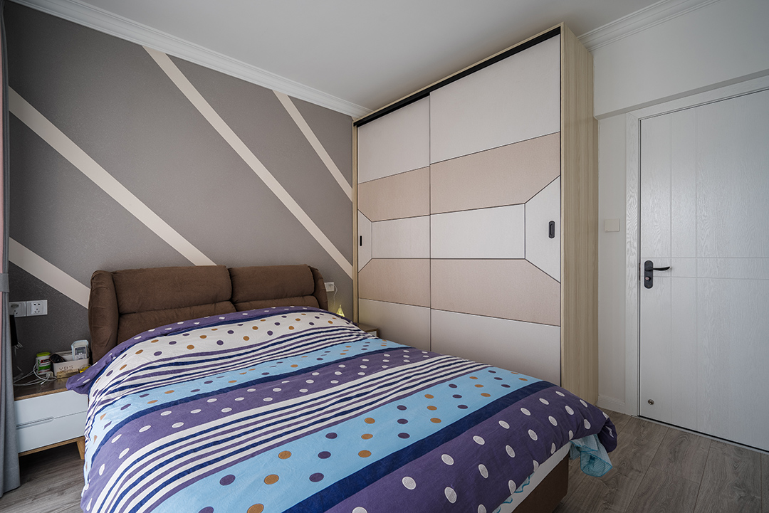 主臥與小孩房背景將交互與，在配色上選用沉穩的灰色。
