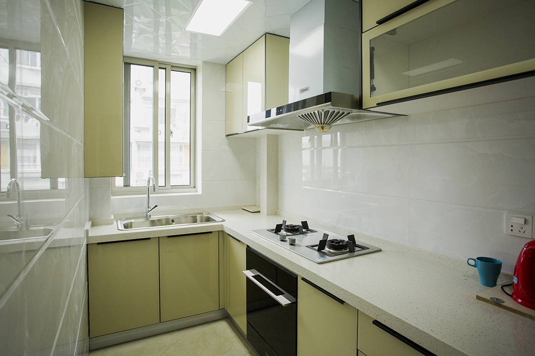 廚房是一個家最具煙火氣的地方，考慮到日后的油煙和清潔問題，L型的櫥柜使用晶鋼門板和石英石櫥柜，以及大吸力的歐式吸油煙機，白色墻磚和黃色櫥柜相得益彰，極具層次感。
