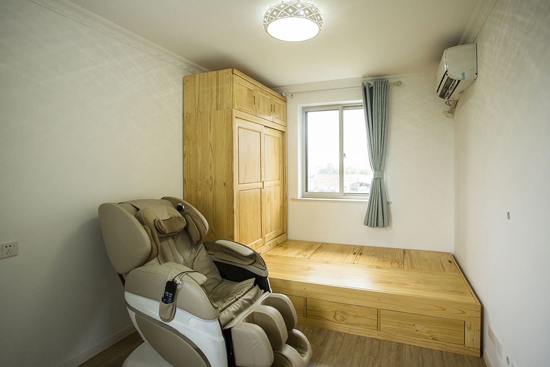 次臥暫時作為休閑客房使用，充分利用空間的榻榻米小床兼任了“顏值”和收納以及就寢的多重功能，大大增加了空間利用率和美感。也讓懂得享受生活的業(yè)主有了充足的空間來放按摩床，辛苦工作之余可以讓身心得到放松。
