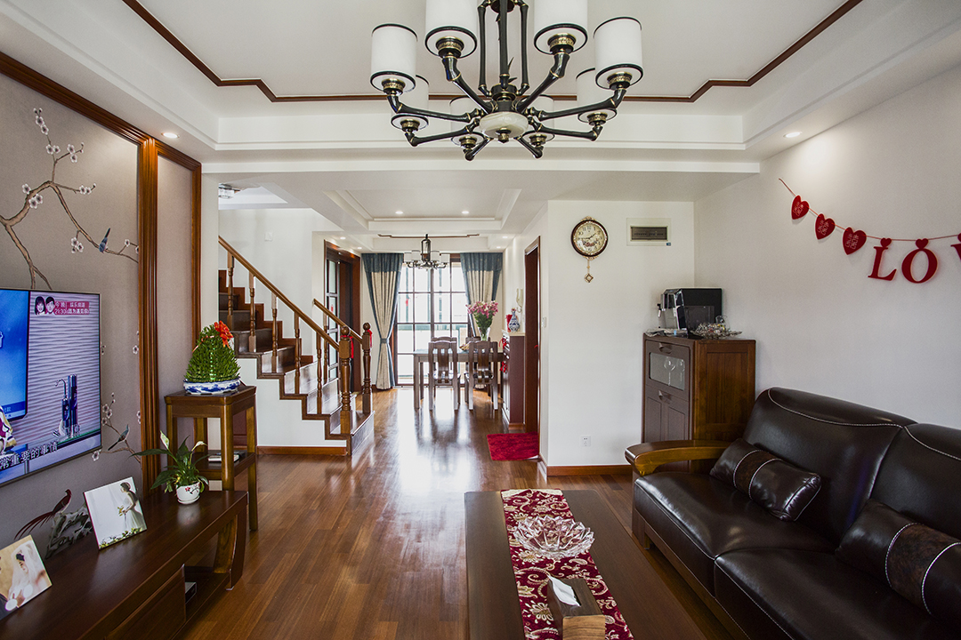 客餐廳。客廳的設(shè)計(jì)吸引了眾多人的眼球，簡(jiǎn)單利落的線條，沙發(fā)、門(mén)窗等的布置完全忠于中國(guó)風(fēng)，并且借助白色的吊頂和墻面，淺色的地板和白紗，讓整個(gè)空間顯得格外的寬敞大氣又非常的明亮。電視背景墻彩中新中式的花鳥(niǎo)壁畫(huà)對(duì)于中國(guó)文化的熱愛(ài)。保留了業(yè)主已有的實(shí)木沙發(fā)，在燈光的渲染下，營(yíng)造出溫馨舒適的氛圍。整個(gè)客廳的設(shè)計(jì)可以說(shuō)是非常完美的。
