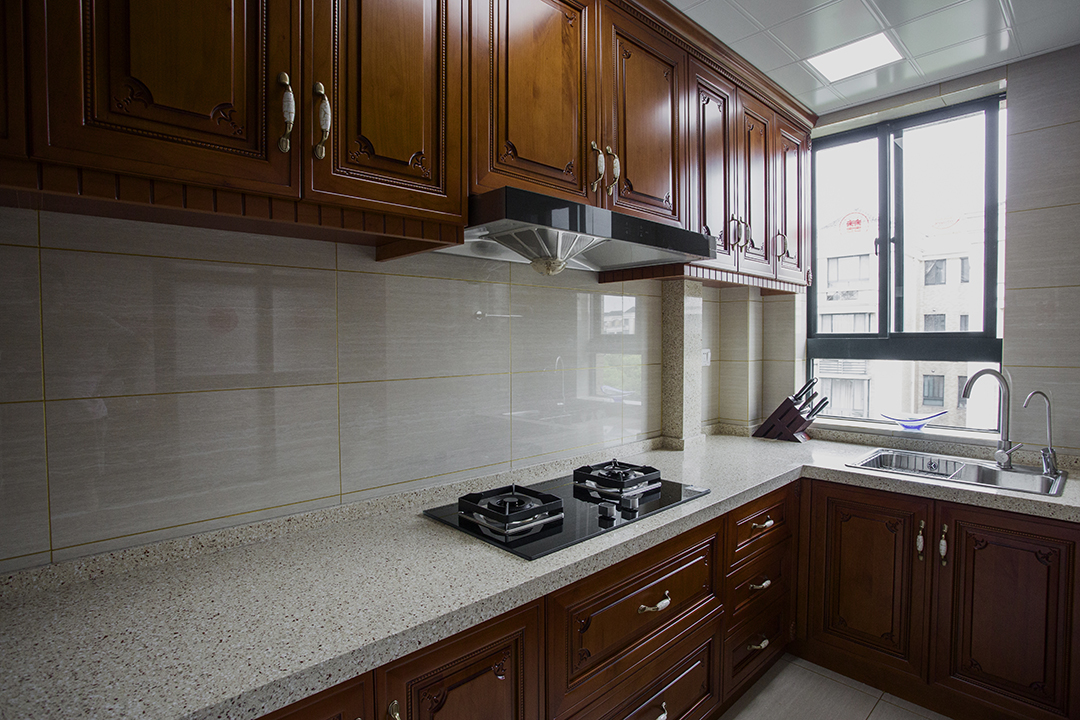 廚房。簡(jiǎn)潔的瓷磚，配上高檔的實(shí)木廚柜，壓人眼球。
