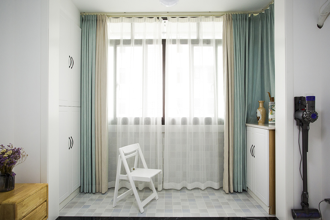 主臥室在功能上力求舒適，將更多的空間釋放給主人自己，空間色調以白色為主調，陽臺地磚運用淺灰馬賽克紋修飾，家具以淺木紋裝飾盡可能擴大視感。
