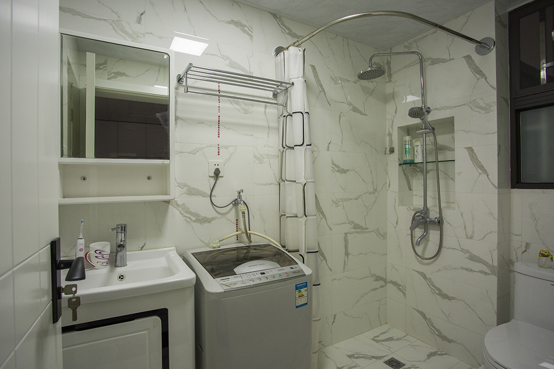 衛生間盡可能考慮使用的舒適性，在墻面設置的壁龕更加人性化。墻地面配以天然大理石花紋磚，提升空間檔次感。