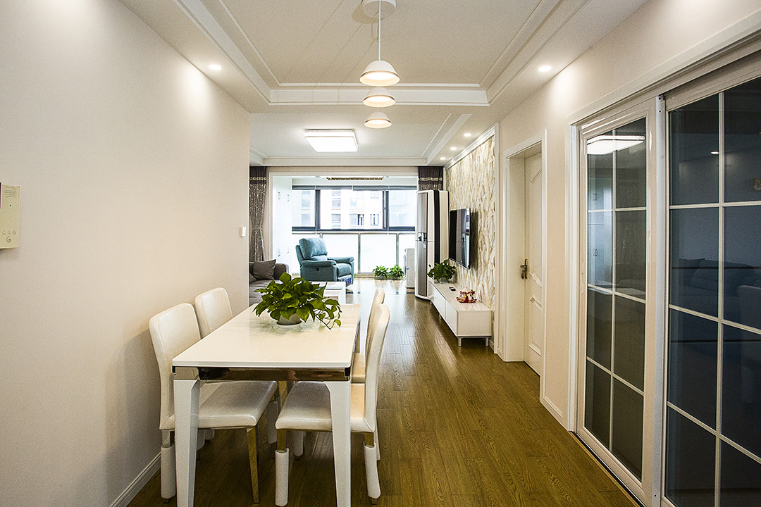 餐廳采用白色餐桌，墻面用暖色調涂料，充分體現了在色彩上的大膽運用和合理搭配，白色的電視柜顯出簡單而又不失華麗，讓整個空間得到放大，淺而不飄。
