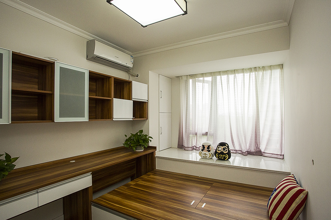 次臥在色彩運用是一樣的，暖色的墻面加上深色木紋的榻榻米，充分感受到業主對于休閑生活的要求，極簡裝飾，將所有空間留給儲物空間，使得回到家中感受到生活的簡單。
