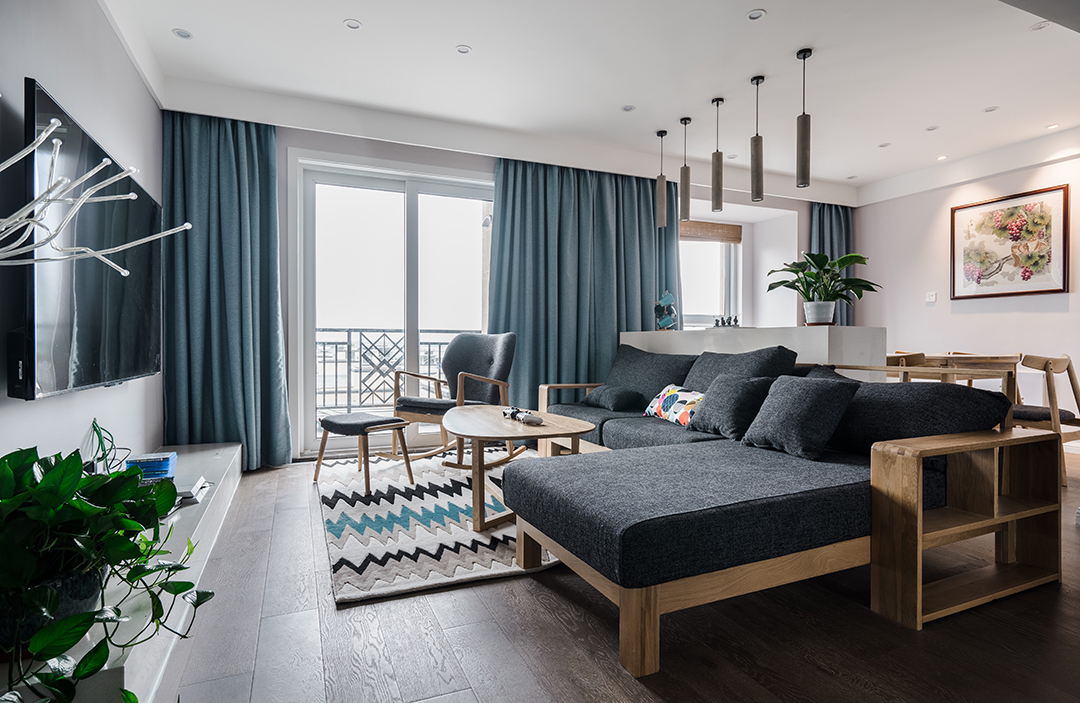 本案空間采用原木色地板色衛(wèi)主色調(diào)，深灰色的布藝沙發(fā)和原木色的餐桌椅、個(gè)性十足的吧臺(tái)吊燈讓空間富有層次而不錯(cuò)亂。也都蘊(yùn)含著業(yè)主對(duì)生活的理解和對(duì)于生活品質(zhì)的追求。
