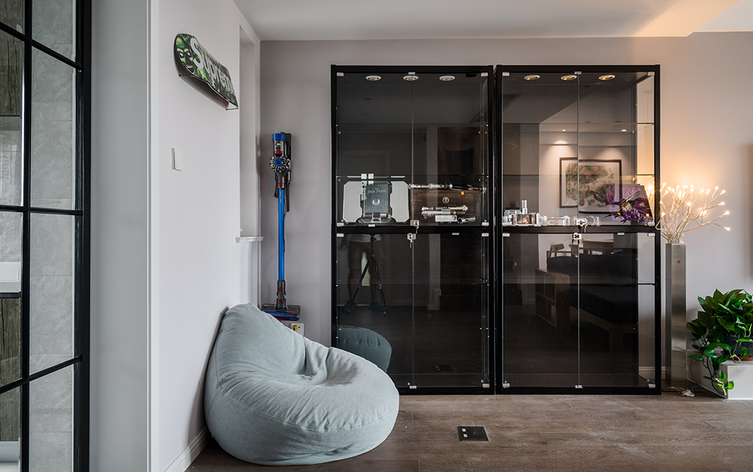 本案空間采用原木色地板色衛(wèi)主色調(diào)，深灰色的布藝沙發(fā)和原木色的餐桌椅、個(gè)性十足的吧臺(tái)吊燈讓空間富有層次而不錯(cuò)亂。也都蘊(yùn)含著業(yè)主對(duì)生活的理解和對(duì)于生活品質(zhì)的追求。
