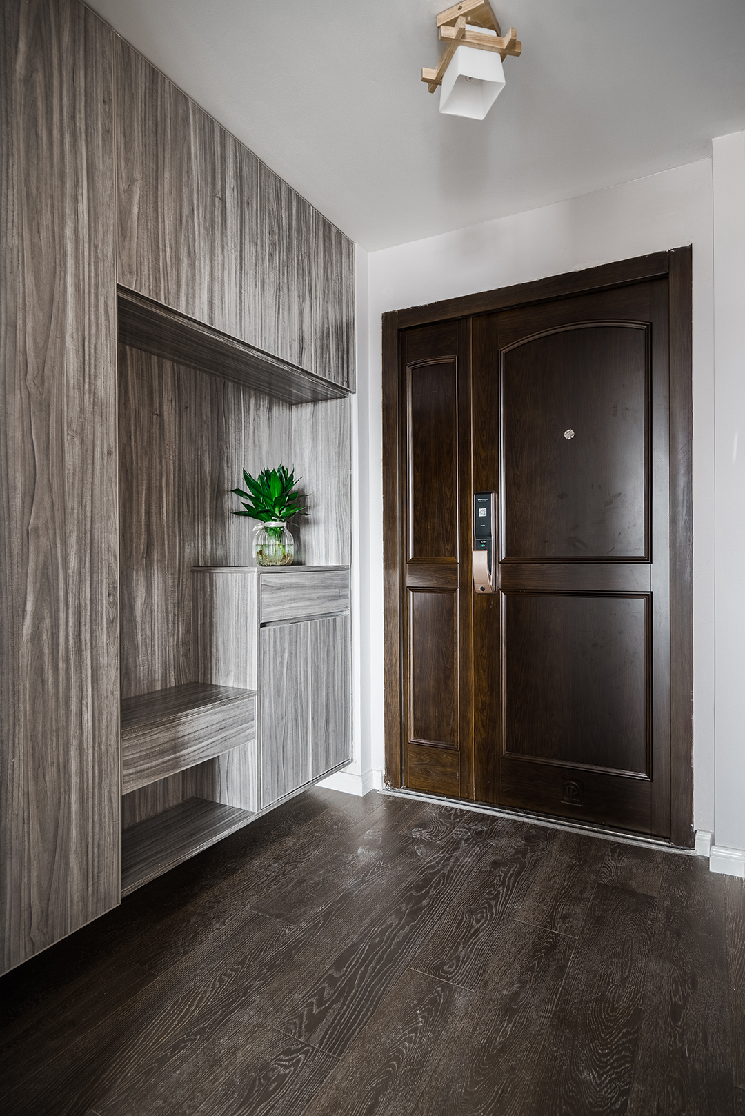 本案空間采用原木色地板色衛(wèi)主色調(diào)，深灰色的布藝沙發(fā)和原木色的餐桌椅、個(gè)性十足的吧臺(tái)吊燈讓空間富有層次而不錯(cuò)亂。也都蘊(yùn)含著業(yè)主對(duì)生活的理解和對(duì)于生活品質(zhì)的追求。
