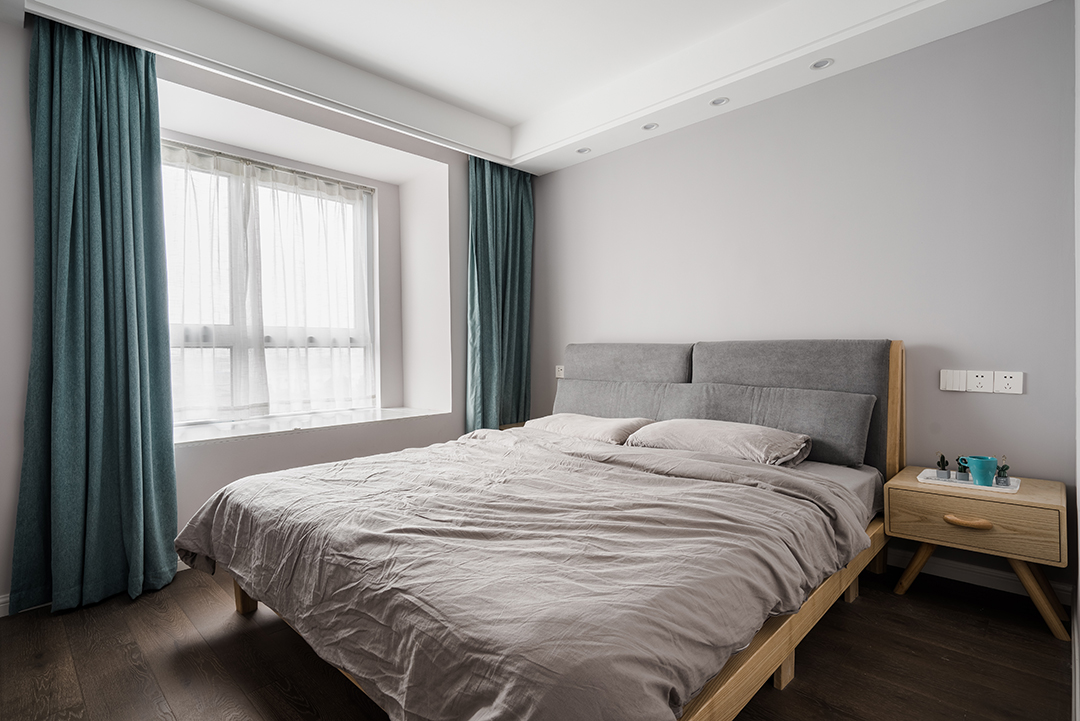 本案空間采用原木色地板色衛(wèi)主色調(diào)，深灰色的布藝沙發(fā)和原木色的餐桌椅、個(gè)性十足的吧臺(tái)吊燈讓空間富有層次而不錯(cuò)亂。也都蘊(yùn)含著業(yè)主對(duì)生活的理解和對(duì)于生活品質(zhì)的追求。
