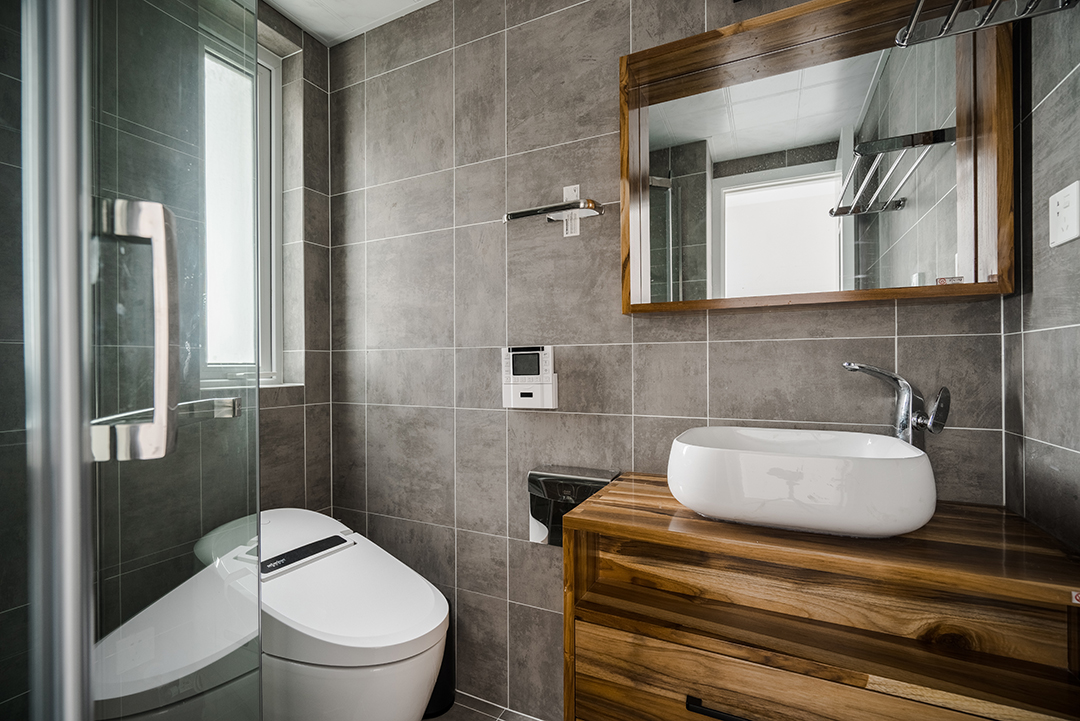 本案空間采用原木色地板色衛(wèi)主色調(diào)，深灰色的布藝沙發(fā)和原木色的餐桌椅、個(gè)性十足的吧臺(tái)吊燈讓空間富有層次而不錯(cuò)亂。也都蘊(yùn)含著業(yè)主對(duì)生活的理解和對(duì)于生活品質(zhì)的追求。