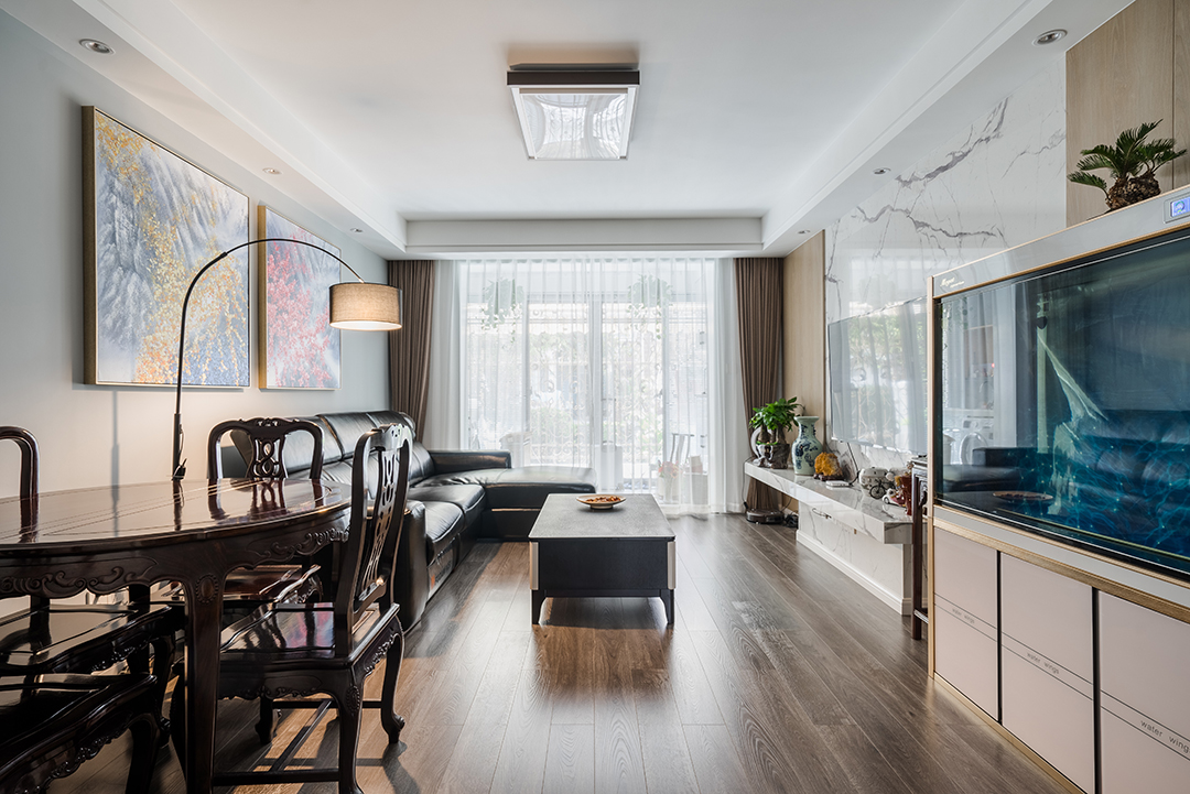 白是淺唱低吟，黑是濃情訴說，原木與石材的完美搭配，剛柔并濟，共同筑一方引人入勝心馳蕩漾的天地。色彩的魔力在于它所傳達的溫暖和釋放的感情是易被察覺與感染的，以黑白灰為主色調的客廳，使整體空間具有一種隱晦的沉穩和出其不意的恬淡美感。
