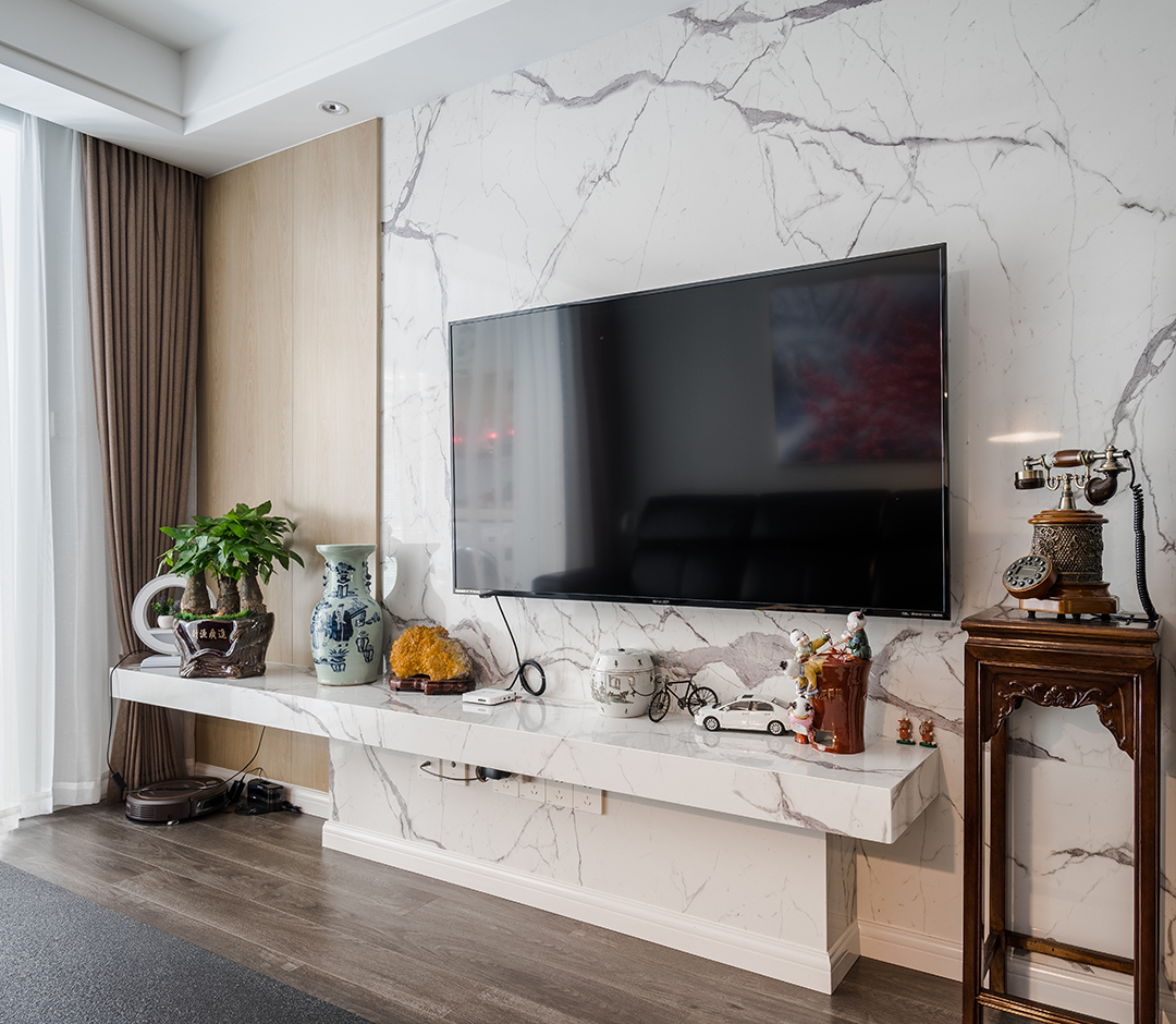 白是淺唱低吟，黑是濃情訴說，原木與石材的完美搭配，剛柔并濟，共同筑一方引人入勝心馳蕩漾的天地。色彩的魔力在于它所傳達的溫暖和釋放的感情是易被察覺與感染的，以黑白灰為主色調的客廳，使整體空間具有一種隱晦的沉穩和出其不意的恬淡美感。
