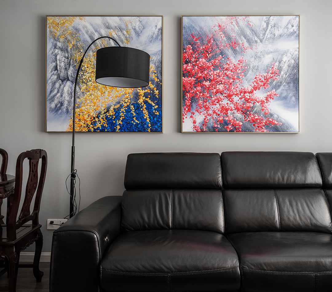 白是淺唱低吟，黑是濃情訴說，原木與石材的完美搭配，剛柔并濟，共同筑一方引人入勝心馳蕩漾的天地。色彩的魔力在于它所傳達的溫暖和釋放的感情是易被察覺與感染的，以黑白灰為主色調的客廳，使整體空間具有一種隱晦的沉穩和出其不意的恬淡美感。
